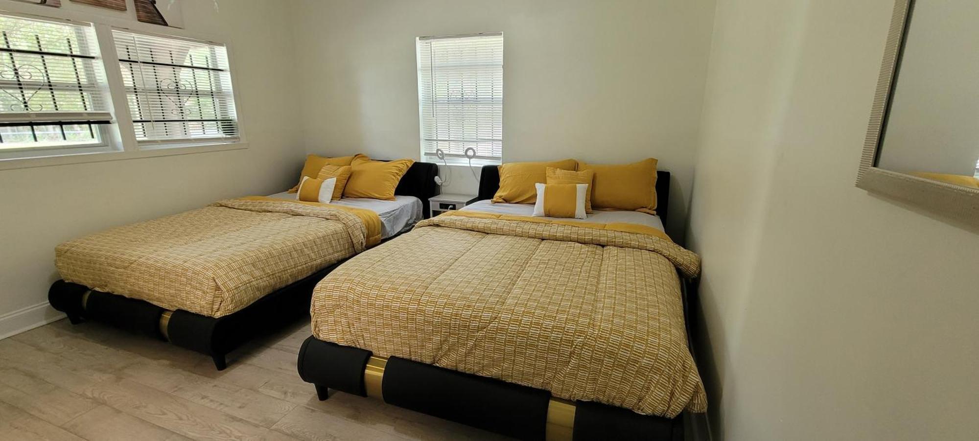 Large, Central, Lovely & Cozy 4Bed/2Bath - House By Everbank Stadium Jacksonville Bagian luar foto