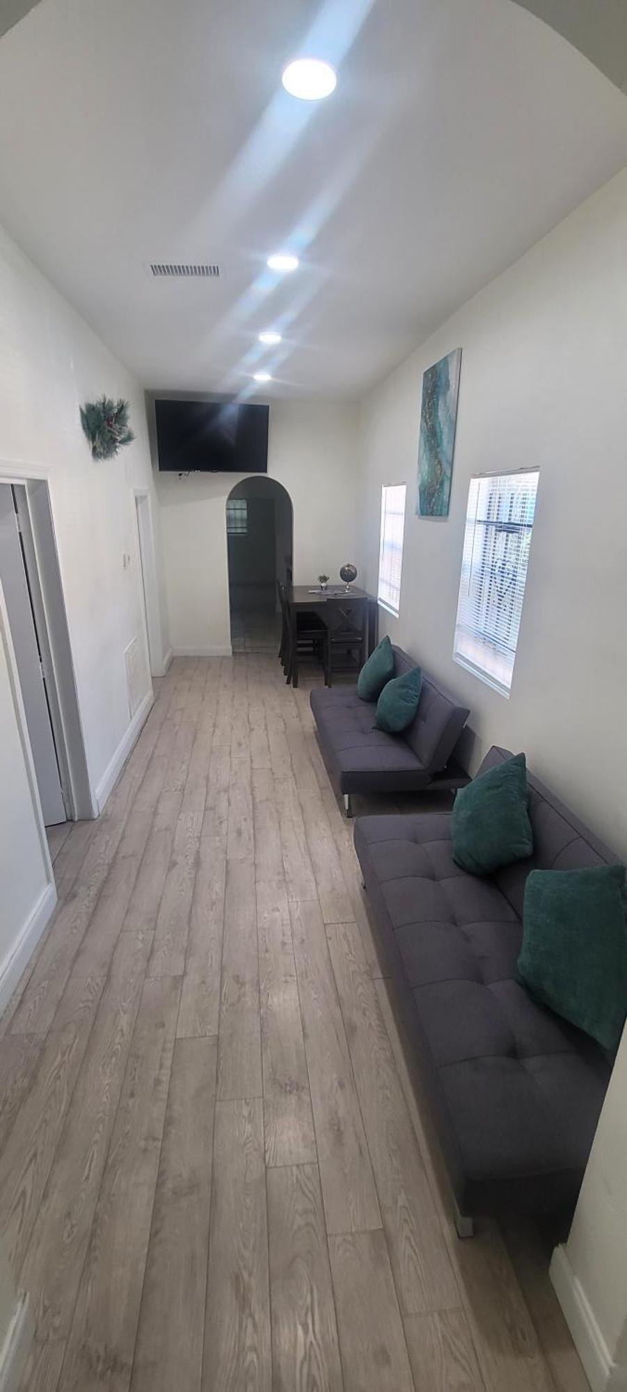 Large, Central, Lovely & Cozy 4Bed/2Bath - House By Everbank Stadium Jacksonville Bagian luar foto