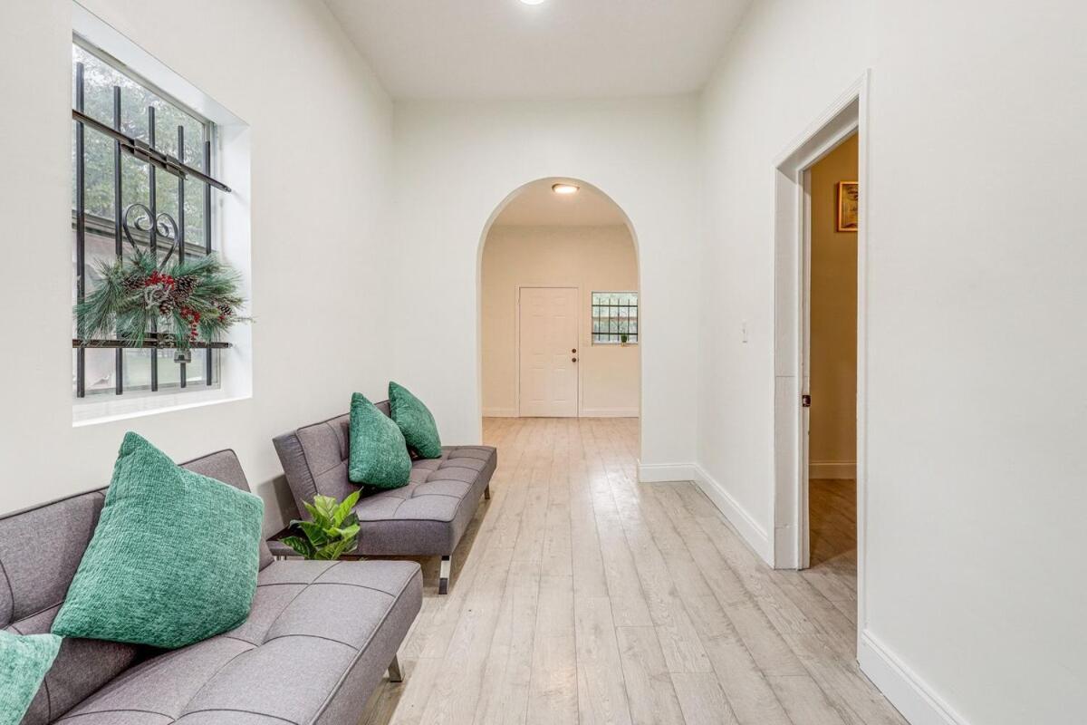 Large, Central, Lovely & Cozy 4Bed/2Bath - House By Everbank Stadium Jacksonville Bagian luar foto